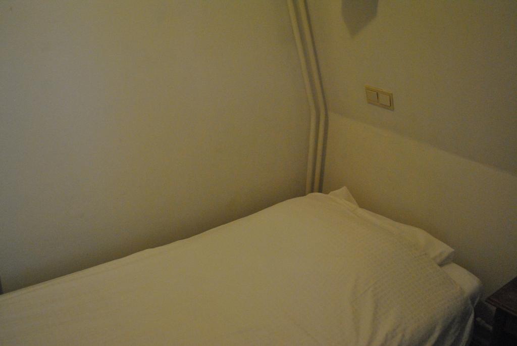 Hotel De Halve Maan Bovenkarspel Zimmer foto